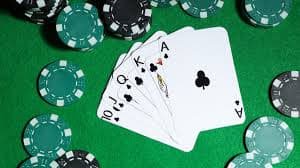 Meja permainan kasino langsung dengan dealer profesional dalam platform vipwin88